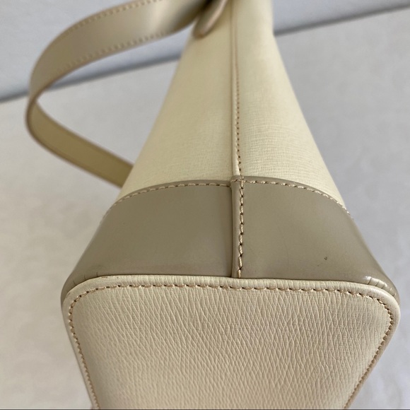 Burberry ivory structured leather hobo bag - Picture 13 of 13